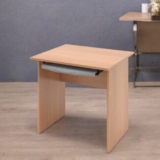 Компьютерный стол с выдвижной подставкой для клавиатуры