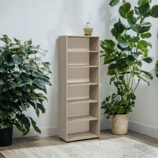 Открытый шкаф с полками