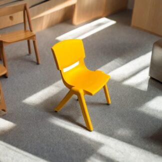 Детский стульчик ErgoFix" - из цветного пластика."